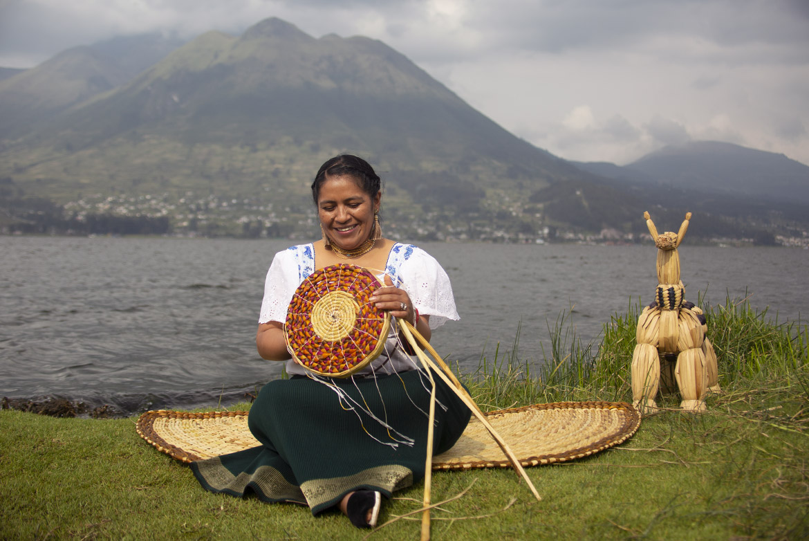 lady weaving totora straw